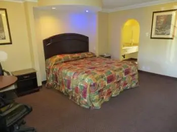 Delmonico Motel 10